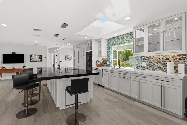 Building Photo - 7982 Roseland Dr