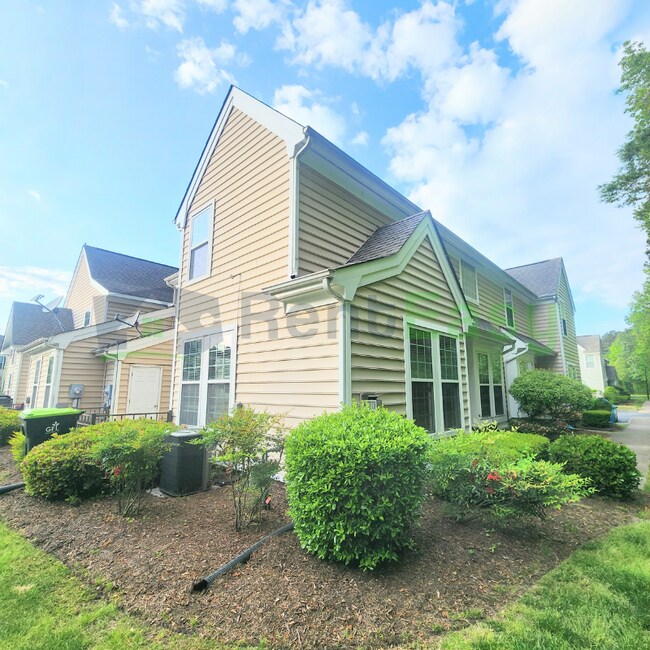 Building Photo - 2250 Humphreys Dr