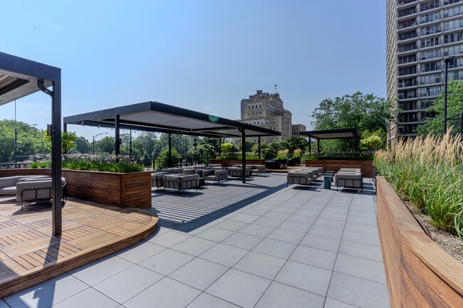 Building Photo - 2020 N Lincoln Park W