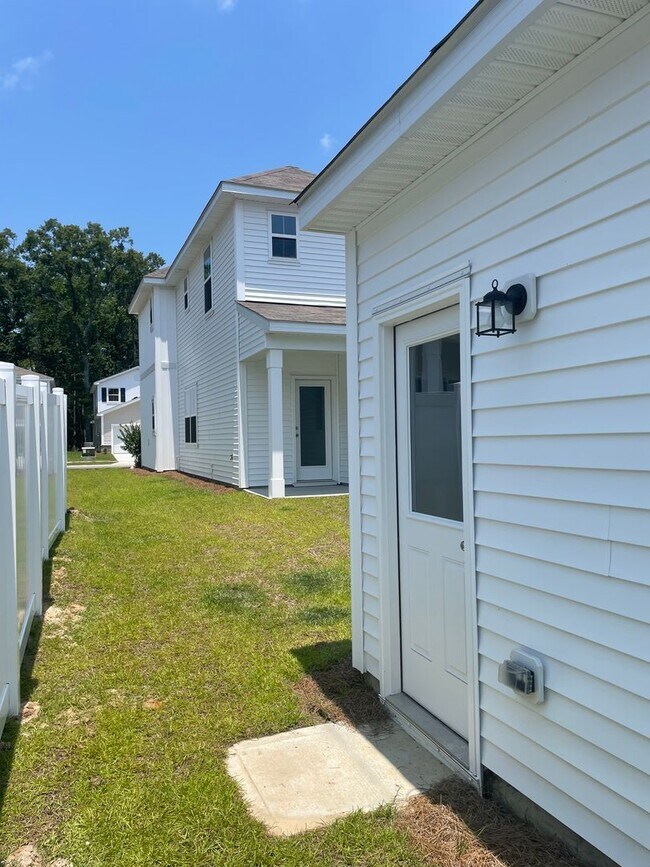 Building Photo - 3 BR Home in River Oaks!