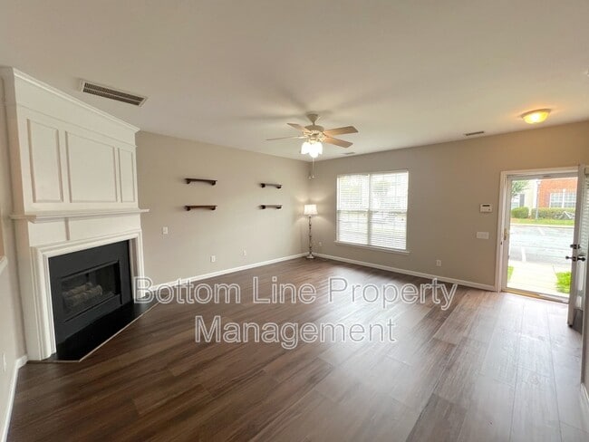 Building Photo - 3279 Mannington Dr