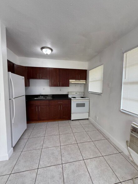 Building Photo - 5211 NW 17th Ct