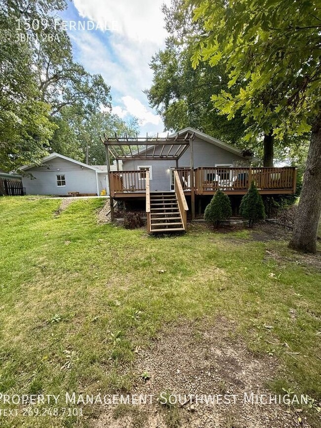 Building Photo - 1509 Ferndale-