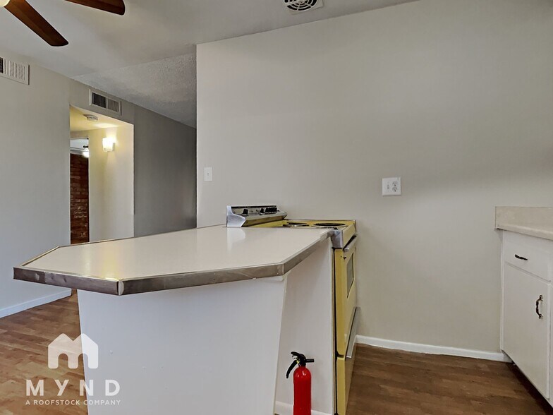 Building Photo - 910 S Dorsey Ln