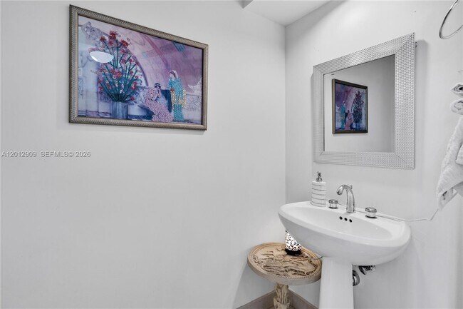 Building Photo - 848 Brickell Key Dr