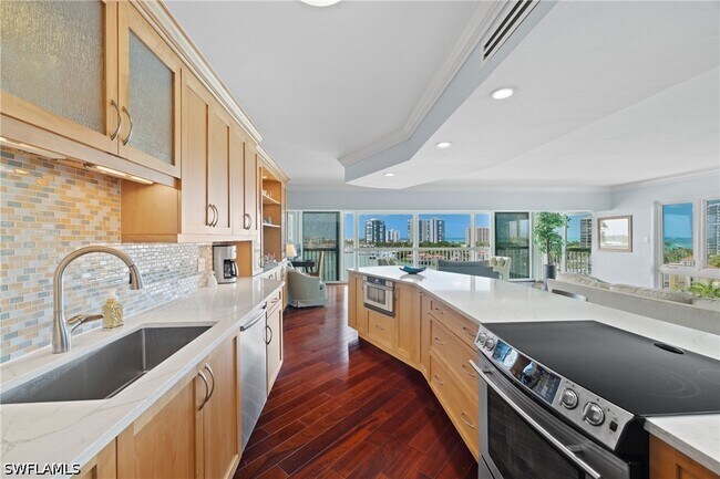 Building Photo - 250 Park Shore Dr