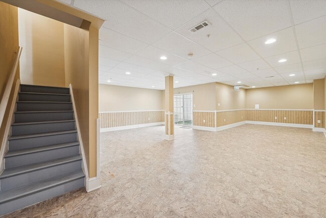 Building Photo - Avaible now, 3B/2.5B Townhome in Whiteland Woods!