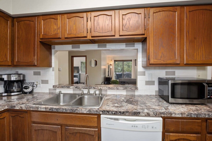 Building Photo - 6542 Bella Vista Dr NE