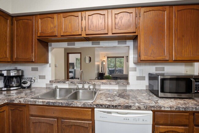 Building Photo - 6542 Bella Vista Dr NE