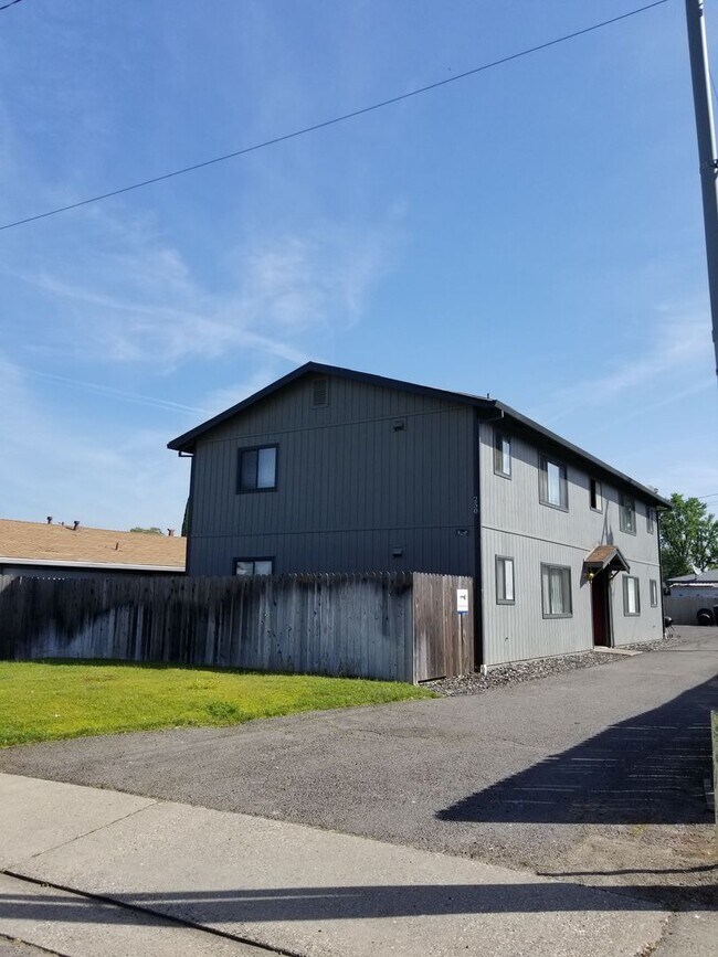 Building Photo - A 2 Bdrm, 1 Bath near the heart of Roseville!