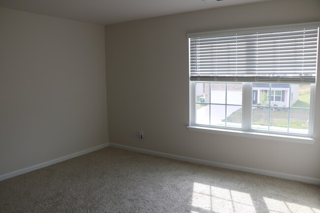 Building Photo - 901 Riverstone Dr