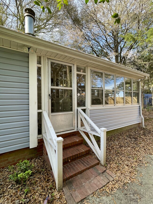 1 Bedroom Outside Entry - 2136 Rock Ave