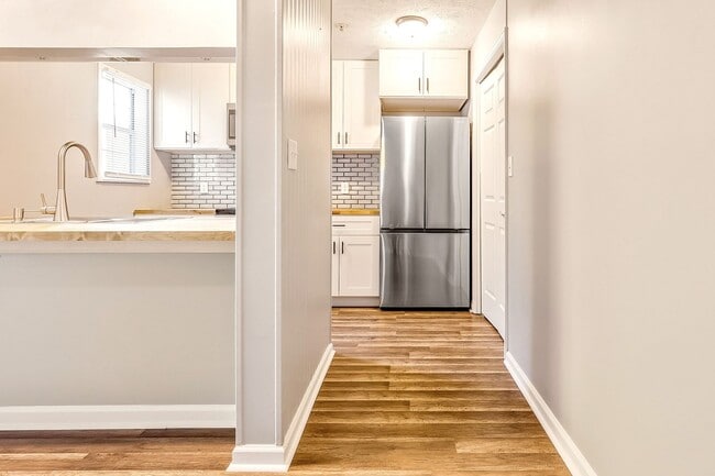 Building Photo - Up to Date Condo