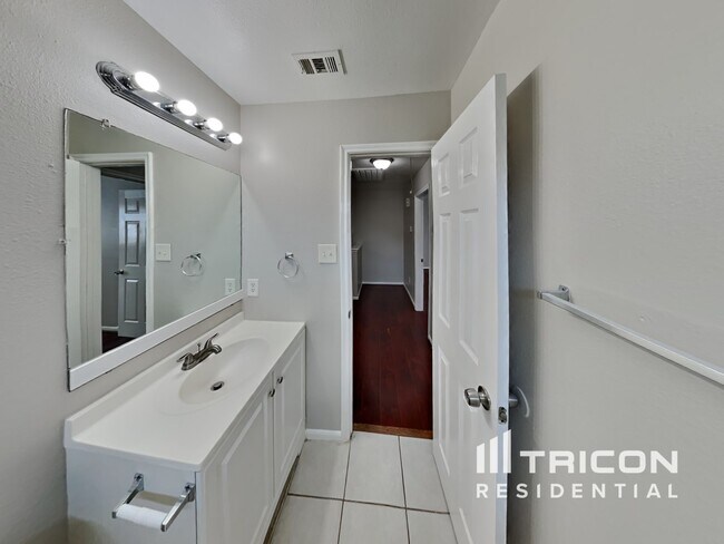 Building Photo - 5615 Bear Paw Cir
