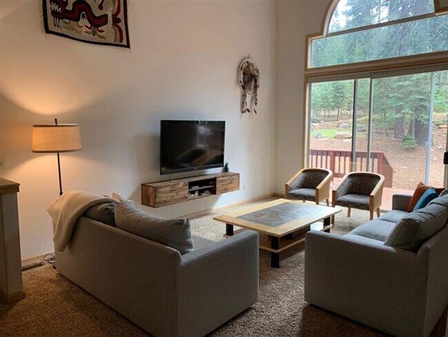 Building Photo - 12464 Greenleaf Way