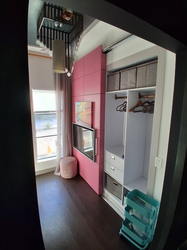 Building Photo - 603 38th St W