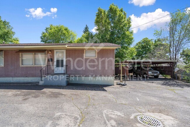 Building Photo - 902 E Rockwell Ave