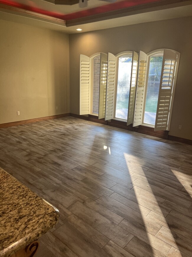 Building Photo - 13123 Red Oak Dr