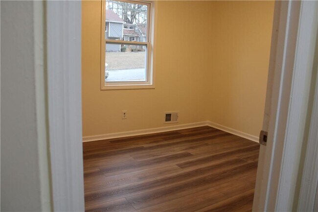 Building Photo - 135 Omega Dr