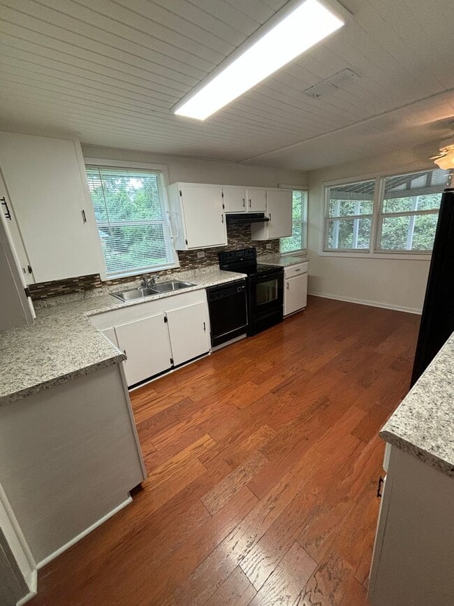 Building Photo - Charming 3 Bedroom Home with Rustic Farmho...