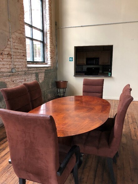 Building Photo - 400 Mills Ave