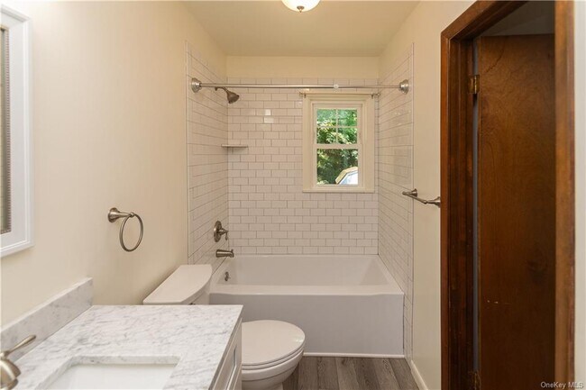 Building Photo - 5 Boxwood Close