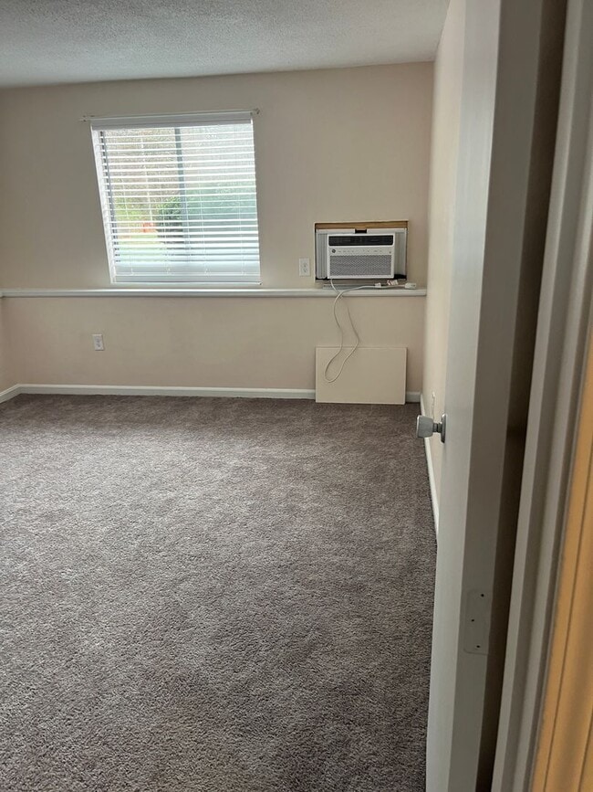 Building Photo - Bright & Sunny 2 Ba / 1 Ba Condominium