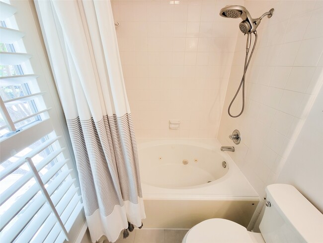 Building Photo - 75 Dennis St