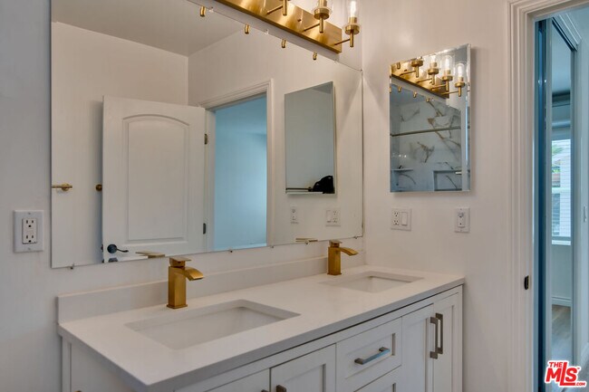 Building Photo - 2616 W 77th St