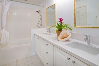 Building Photo - 1102-1102 Olani St