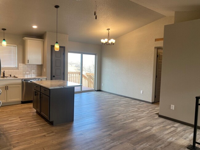 Building Photo - 4 BED | 3 BATH | TRIPLE CAR GARAGE | NEWLY...