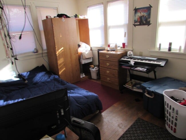 Building Photo - Spacious Madison 5-Bedroom with Yard, Park...