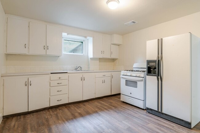 Building Photo - *SPECIAL: $500 off first month | $1061 - 1BR/1BA Pet Friendly Duplex Near Garden of the Gods Park