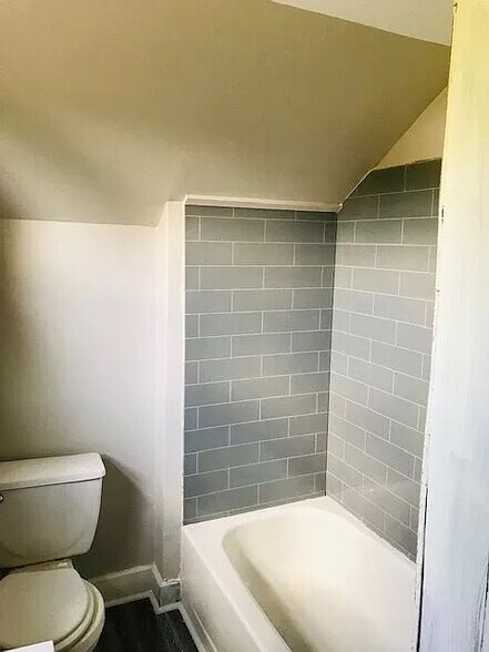 Building Photo - Room in Apartment on Heathcliff St