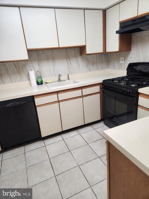 Building Photo - 10224 Dedaker St