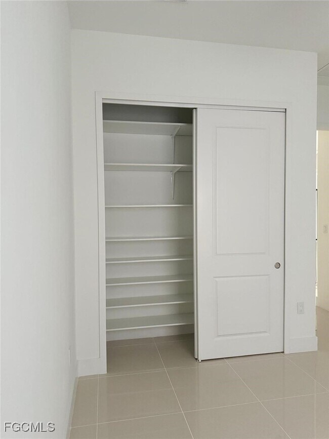 Building Photo - 505 E 8th St