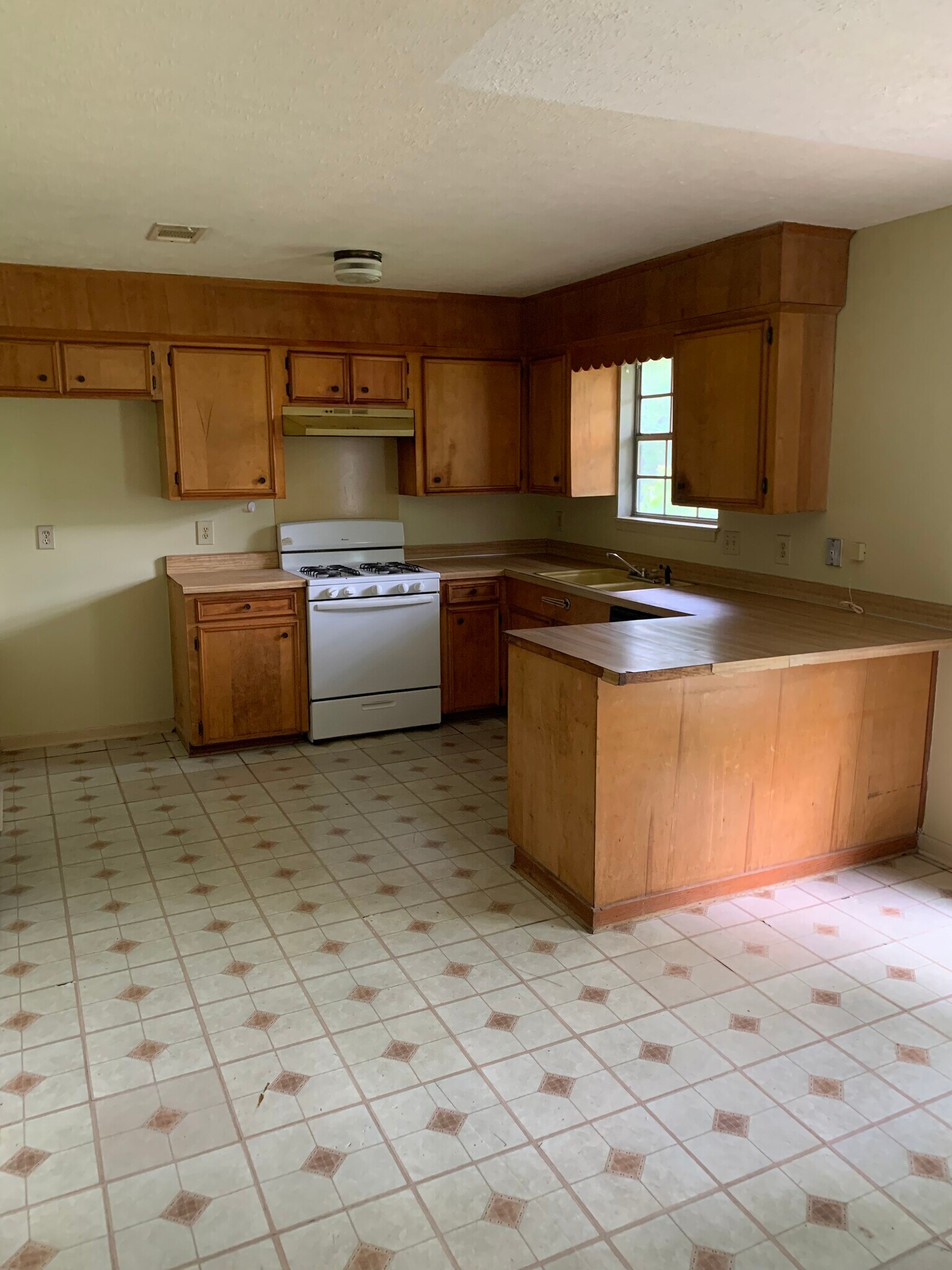 Building Photo - 135 York Dr