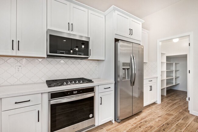 Building Photo - 4 Bedroom - Ready for you to Call It Home!!