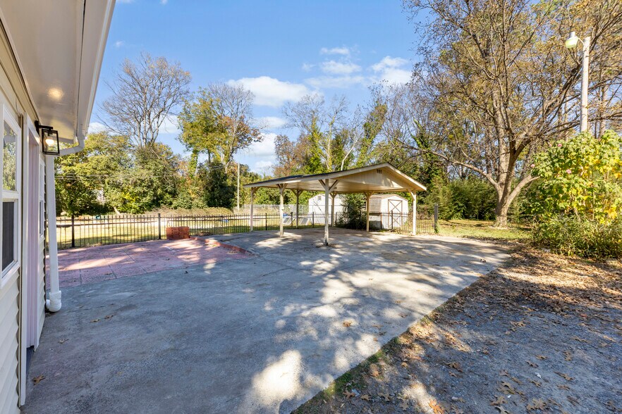 Carport and large open backyard - 321 State St