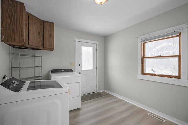 Building Photo - 509 W Baker St