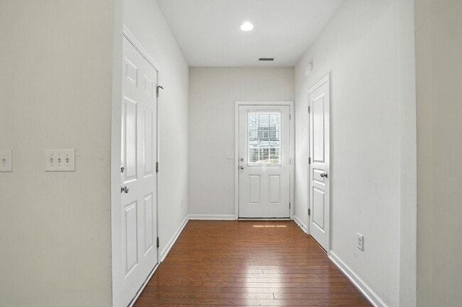 Building Photo - WONDERFUL TOWNHOUSE IN CARY-3 BEDROOMS 2 1...