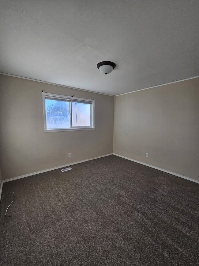 Building Photo - 180 NW Wilson Cir