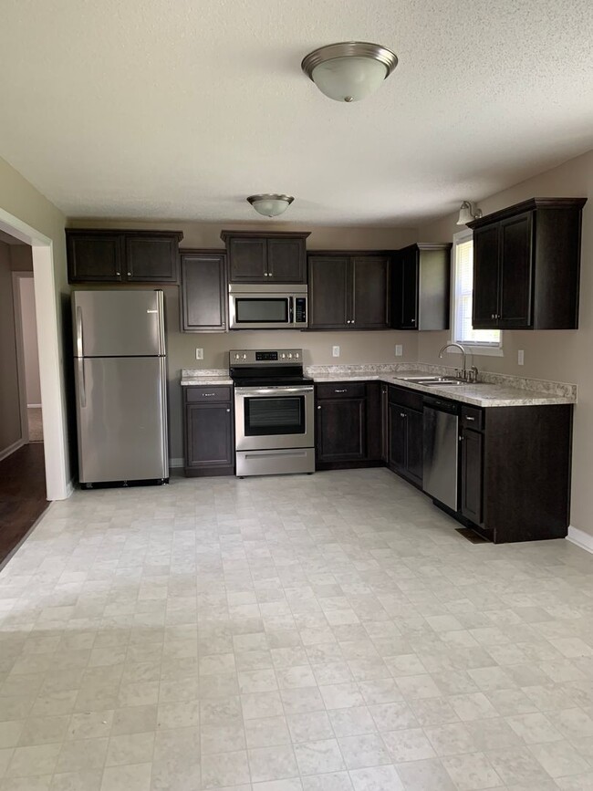 Building Photo - 3 Bedroom Home For Rent in St. Bethlehem Area!