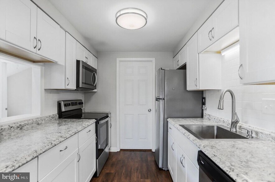 Building Photo - 1523 Kensington Dr
