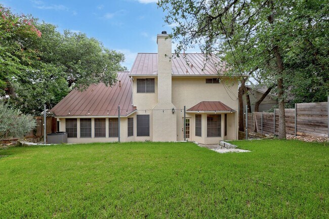 Building Photo - 7 Bed Home for August!