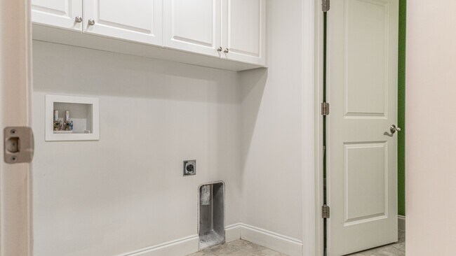 Building Photo - 401 Longwood Place