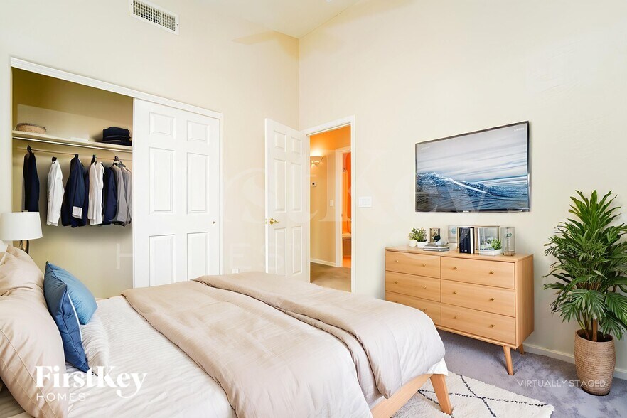 Building Photo - 5240 N Spring Pointe Pl