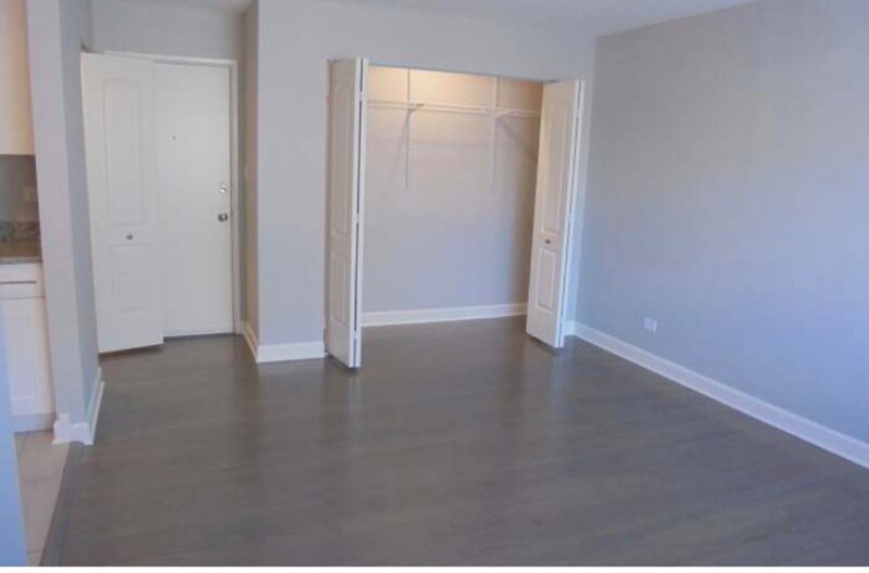 Building Photo - 7120 N Sheridan Rd