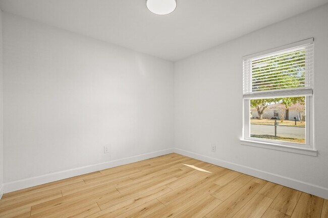 Building Photo - 1512 W Mesa Park Dr