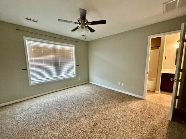 Building Photo - Three bedroom with finished basement in Hamburg!